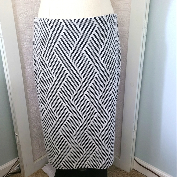 Lane Bryant Plus Size 22 Black/White Zig Zag Textured Zip Back Pencil Skirt - Picture 2 of 7